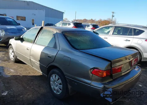 2001 Toyota Camry Ce z USA, uszkodzony, nr VIN 4T1BG22K21U070684